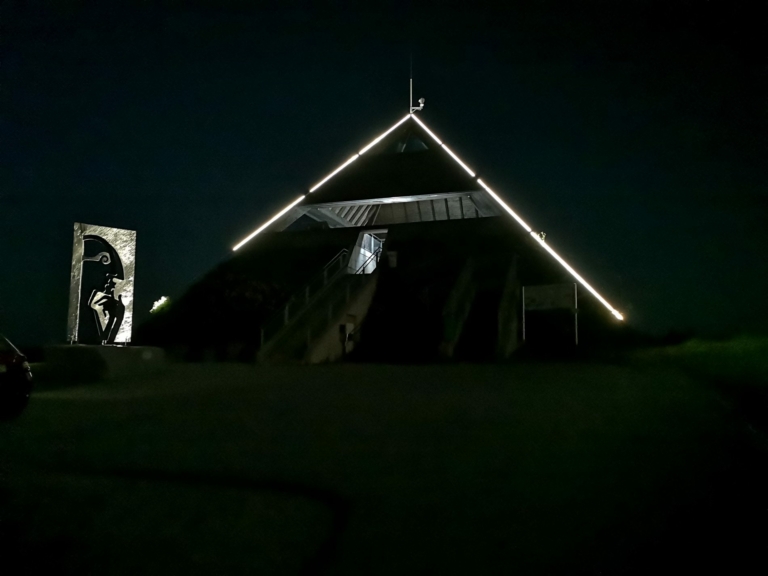 Pyramide am Etzinger Hügel